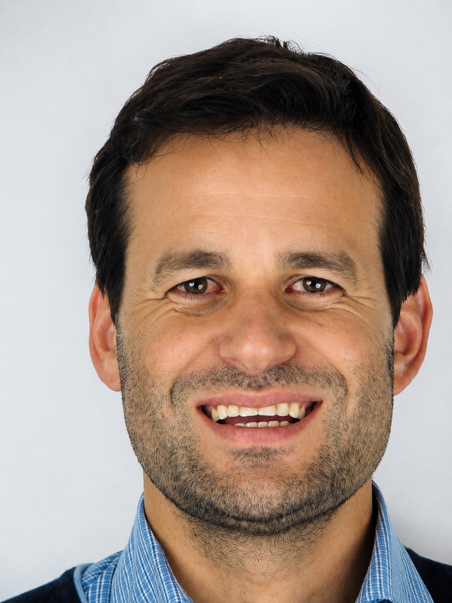 Paciente da Clínica Stocker sorrindo