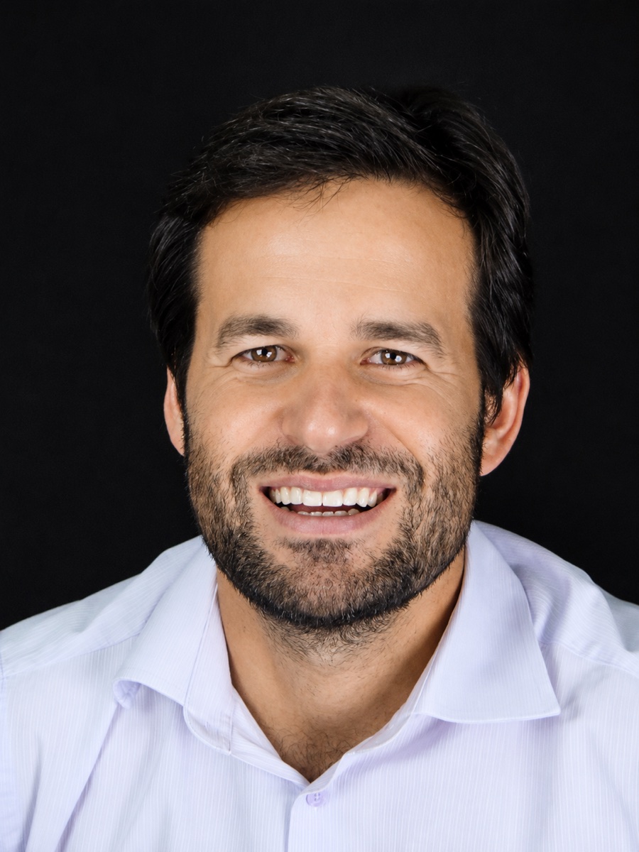Paciente da Clínica Stocker sorrindo